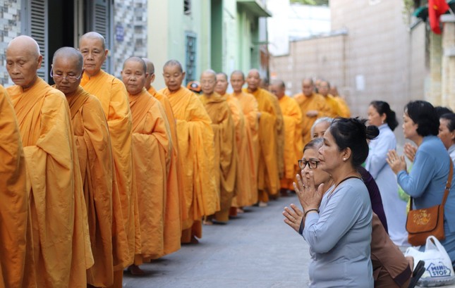 Chư Ni thực hiện trì bình khất thực tưởng niệm Ni trưởng Huỳnh Liên - Ảnh: Liên Tâm