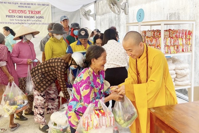 Thượng tọa Thích Đạo Phước, trụ trì chùa Thiền Giác trao tặng quà và hỏi thăm sức khỏe đến người dân