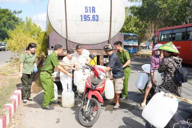 Các đơn vị trên địa bàn hỗ trợ người dân lấy nước