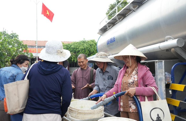 Đại đức Thích An Nguyện, trụ trì chùa Thiền Tôn 2 tặng nước đến bà con vùng hạn mặn tại Bến Tre Đại đức Thích An Nguyện, trụ trì chùa Thiền Tôn 2 tặng nước đến bà con vùng hạn mặn tại Bến Tre
