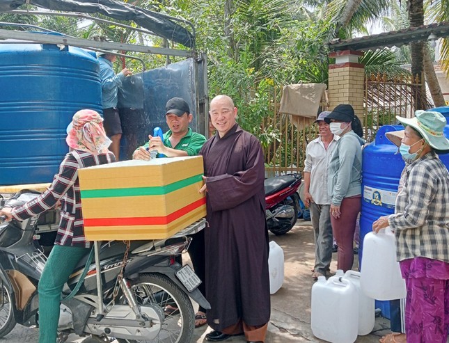 Chùa Minh Giác tặng nước đến bà con xã Lương Hòa và Châu Hòa, Bến Tre Chùa Minh Giác tặng nước đến bà con xã Lương Hòa và Châu Hòa, Bến Tre