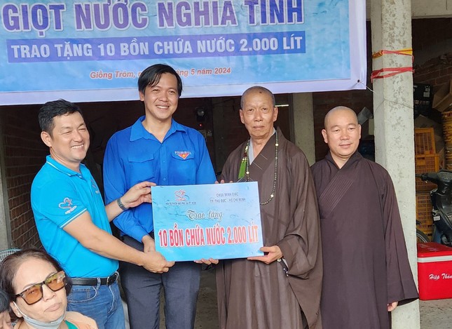 Hòa thượng Thích Giác Trí cùng đoàn Phật tử chùa Minh Giác trao tặng bồn chứa nước đến bà con Bến Tre Hòa thượng Thích Giác Trí cùng đoàn Phật tử chùa Minh Giác trao tặng bồn chứa nước đến bà con Bến Tre