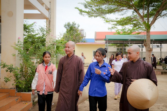 Em Ka Huyền học lớp 9A2 và Ka Nhẫn học lớp 8A2 là những học sinh có hoàn cảnh khó khăn có thành tích học tập xuất sắc được Quỹ tiếp nhận bảo trợ giáo dục dài hạn Em Ka Huyền học lớp 9A2 và Ka Nhẫn học lớp 8A2 là những học sinh có hoàn cảnh khó khăn có thành tích học tập xuất sắc được Quỹ tiếp nhận bảo trợ giáo dục dài hạn
