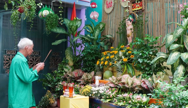 Phật tử Phạm Phi Định thắp hương tại lễ đài Phật đản hẻm 113 đường Trần Văn Đang