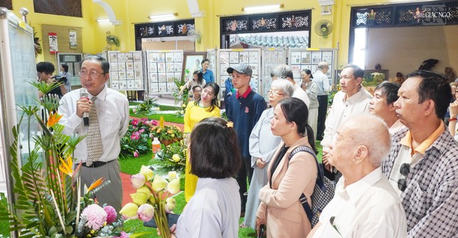 Nhà sưu tập tem Nguyễn Đại Hùng Lộc giới thiệu các bộ tem được triển lãm Nhà sưu tập tem Nguyễn Đại Hùng Lộc giới thiệu các bộ tem được triển lãm