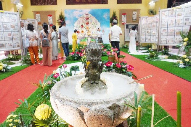 Sau khi thưởng lãm, người xem có thể Tắm Phật trong không gian triển lãm Sau khi thưởng lãm, người xem có thể Tắm Phật trong không gian triển lãm