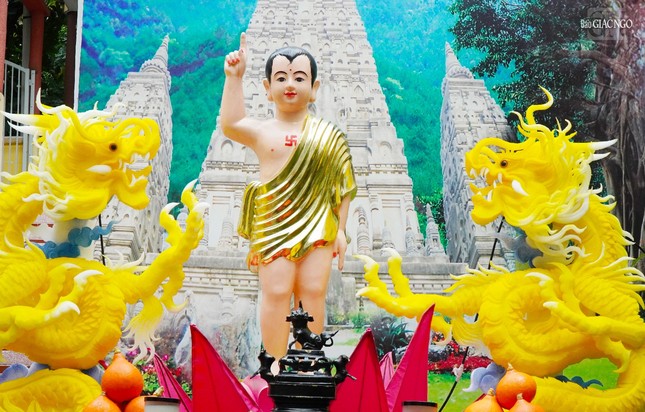 ... chín rồng phun nước đón Như Lai