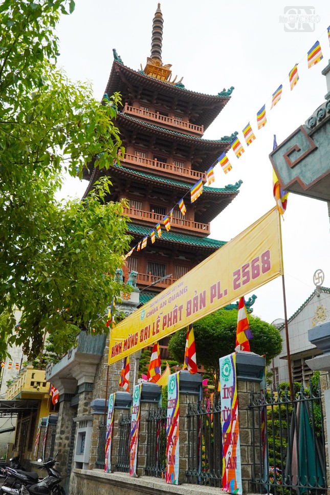 Vào chiều ngày Rằm tháng Tư tại chùa Ấn Quang sẽ có lễ Quy y Tam bảo cho Phật tử