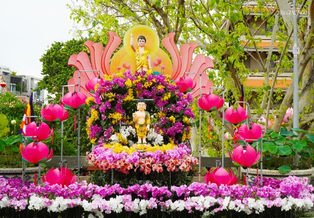 Lễ đài Phật đản tại chùa Vĩnh Nghiêm