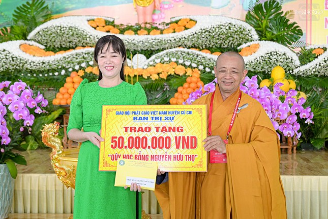 Thượng tọa Thích An Thường trao ủng hộ đến Quỹ học bổng Nguyễn Hữu Thọ của H.Củ Chi
