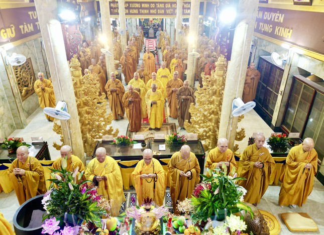 Niêm hương bạch Phật - Ảnh: PT