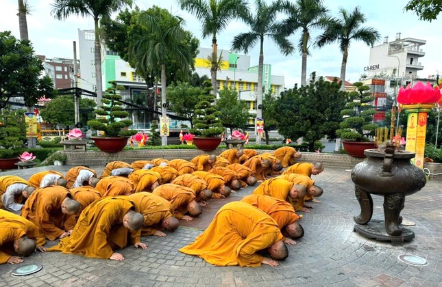 Đảnh lễ tri ân công đức của Bồ-tát Thích Quảng Đức Đảnh lễ tri ân công đức của Bồ-tát Thích Quảng Đức