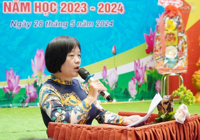 Cô Hồng Minh báo cáo tổng kết Lớp phổ cập Trường Tiểu học Trần Quang Khải - chùa Kỳ Quang II niên khóa 2023-2024