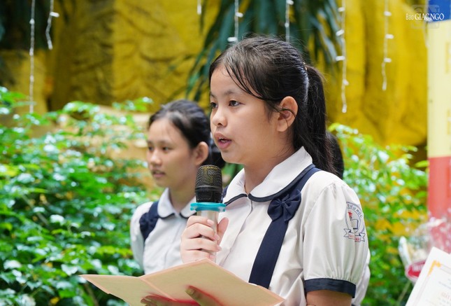 Em Trương Kim Ánh đại diện học sinh lớp 5 phát biểu cảm nghĩ