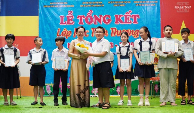 Các em học sinh lớp 5 tặng hoa tri ân đến cô giáo chủ nhiệm