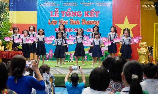 Văn nghệ mở đầu lễ bế giảng