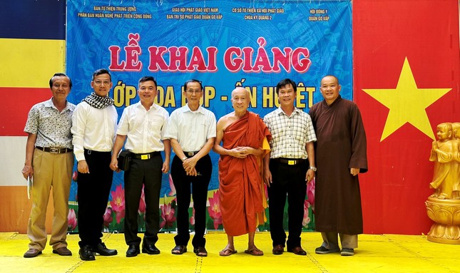 Lớp học diễn ra tại chùa Kỳ Quang II do giảng viên thuộc Hội Đông y Q.Gò Vấp hướng dẫn Lớp học diễn ra tại chùa Kỳ Quang II do giảng viên thuộc Hội Đông y Q.Gò Vấp hướng dẫn