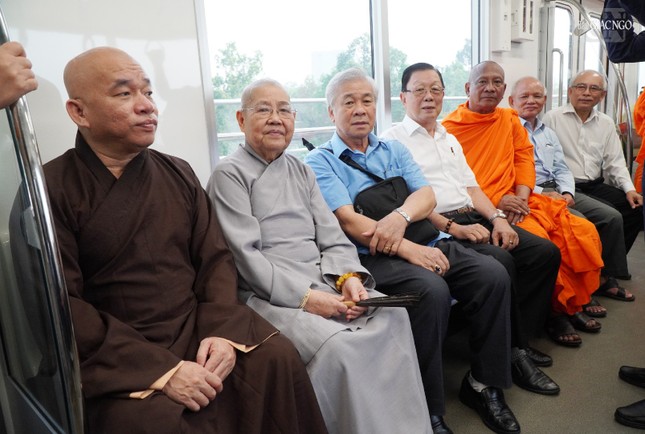 Đoàn được trải nghiệm chạy thử từ Ga Bến xe Suối Tiên đến Ga Bến Thành và ngược lại