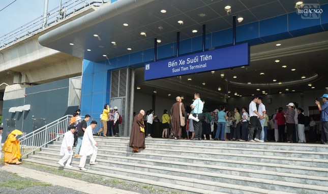 Đoàn khởi hành từ Ga bến xe Suối Tiên