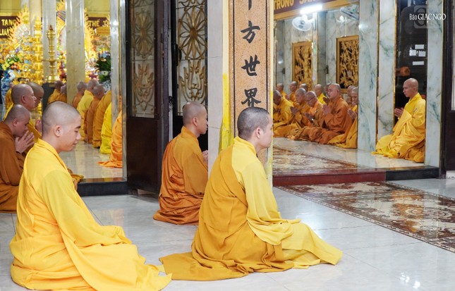 Bố-tát định kỳ nửa tháng để duy trì và phát triển sinh mệnh của Tăng đoàn trong tinh thần hòa hợp và thanh tịnh