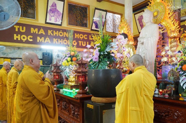 Niêm hương, đảnh lễ Tam bảo