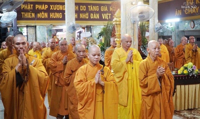 Chí thành đảnh lễ Tam bảo