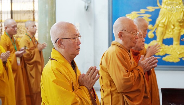 Thành kính đảnh lễ Tam bảo