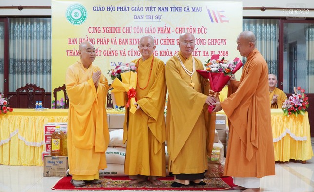 Chư tôn đức đại diện Phật giáo tỉnh Cà Mau trao hoa chào mừng phái đoàn đến thăm trường hạ