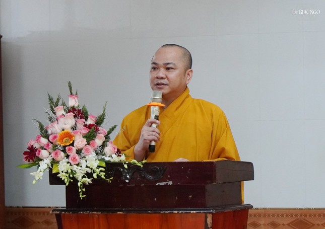 Đại đức Thích Phước Hạnh báo cáo sơ nét về tình hình sinh hoạt an cư của tỉnh