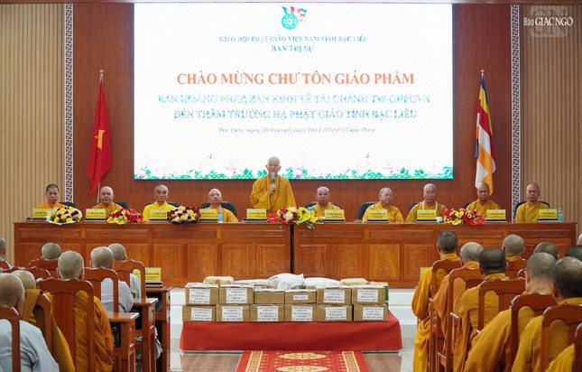 Hòa thượng Thích Minh Thiện phát biểu tại buổi thăm, cúng dường trường hạ tại tỉnh Bạc Liêu