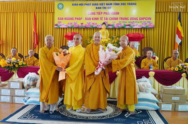 Hòa thượng Thích Thiện Thạnh, Phó Thường trực Ban Trị sự GHPGVN tỉnh Sóc Trăng và Thượng toạ Thích Nhật Quang, Phó Trưởng ban kiêm Trưởng ban Hoằng pháp tỉnh trao hoa chào mừng đoàn