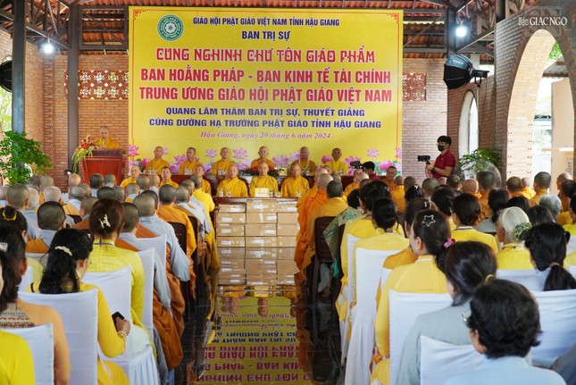 Đoàn Ban Hoằng pháp T.Ư, Ban Kinh tế - Tài chính T.Ư cúng dường trường hạ tại Hậu Giang