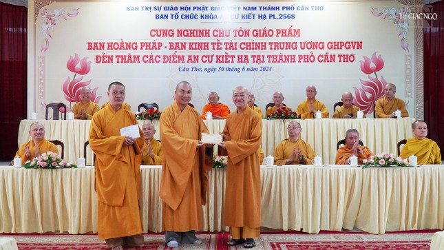 Trao cúng dường trường hạ