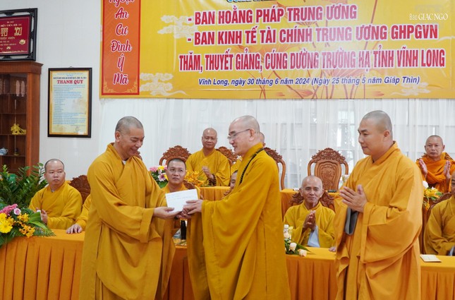 Trao cúng dường trường hạ Hội An, H.Vũng Liêm, tỉnh Vĩnh Long