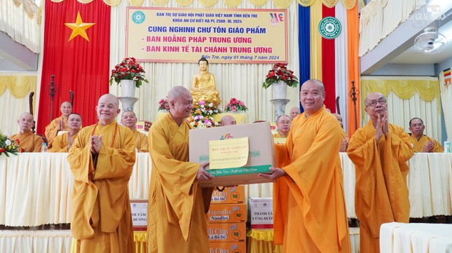 Tặng quà đến đoàn