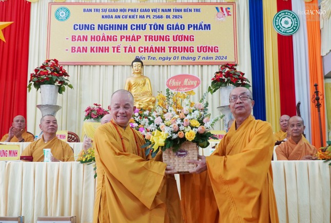 Hòa thượng Thích Nhựt Tấn trao hoa chúc mừng đến Hòa thượng Thích Minh Thiện