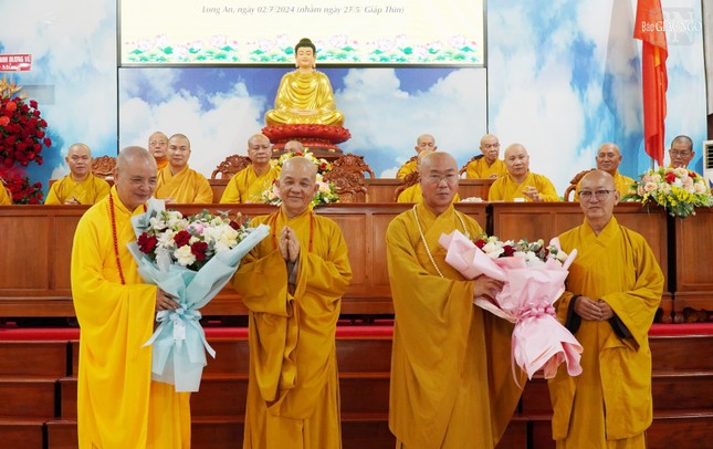 Ban Trị sự GHPGVN tỉnh Long An tặng hoa chúc mừng đến đoàn