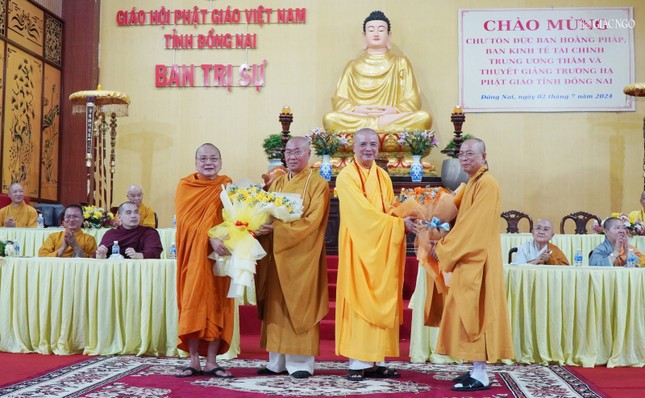 Ban Trị sự GHPGVN tỉnh Đồng Nai tặng hoa chúc mừng đến đoàn