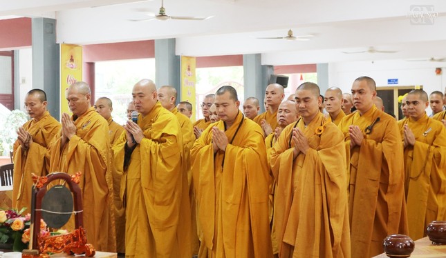 Thượng tọa Thích Phước Nguyên báo cáo về sinh hoạt của trường hạ thiền viện Quảng Đức Thượng tọa Thích Phước Nguyên báo cáo về sinh hoạt của trường hạ thiền viện Quảng Đức