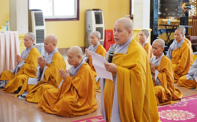 Sư cô Thích nữ Thánh Tâm báo cáo về an cư trường hạ Sư cô Thích nữ Thánh Tâm báo cáo về an cư trường hạ