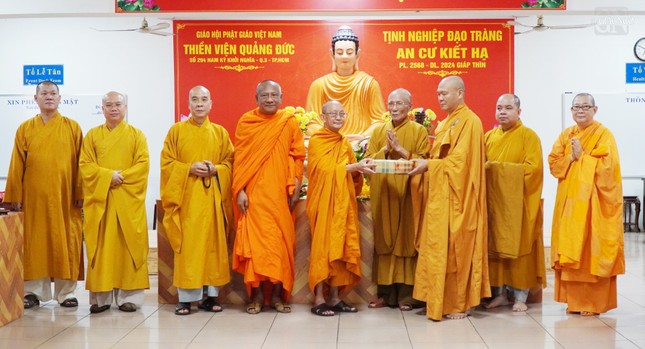 Hòa thượng Minh Giác trao cúng dường đến trường hạ thiền viện Quảng Đức Hòa thượng Minh Giác trao cúng dường đến trường hạ thiền viện Quảng Đức