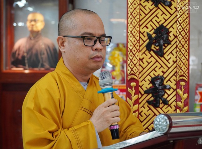 Đại đức Thích Thiện Châu phát biểu khai mạc Hội thi diễn giảng cấp quận vòng chung kết sáng 16-7