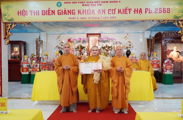 Thượng tọa Thích Minh Trí và Đại đức Thích Trí Đức trao giải ba đến Đại đức Thích Thông Độ