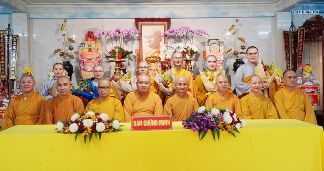 Thí sinh dự thi diễn giảng lưu niệm cùng chư tôn đức