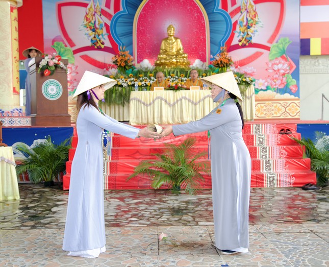 Tại buổi lễ huynh trưởng Diệu Nhã, Trại Trưởng trại Tâm Chánh XI đã trao còi lệnh đến cho khối Đời sống trại