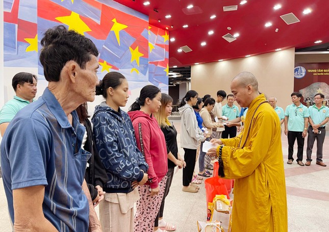 Thượng tọa Thích Đạo Phước tặng quà đến các gia đình chính H.Bình Chánh Thượng tọa Thích Đạo Phước tặng quà đến các gia đình chính H.Bình Chánh