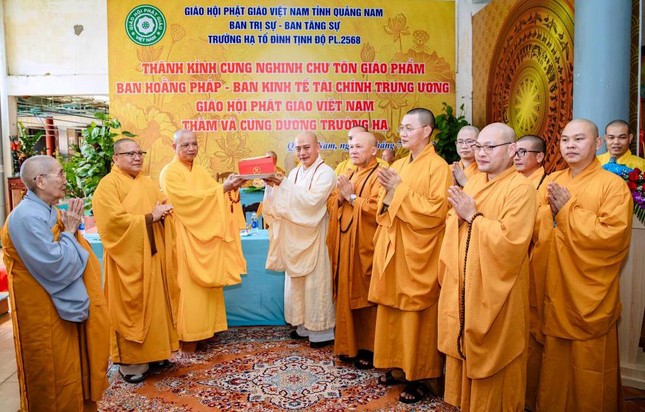 Dâng cúng dường trường hạ tại tỉnh Quảng Nam - Ảnh: Ban TT-TT Phật giáo Quảng Nam