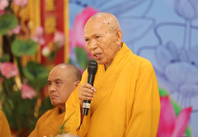 Hòa thượng Thích Đồng Tiến, Trưởng ban Trị sự GHPGVN tỉnh Phú Yên phát biểu chào mừng đón đoàn đến thăm chư hành giả an cư vào chiều ngày 22-7 - Ảnh: Ban TT-TT Phật giáo tỉnh Phú Yên