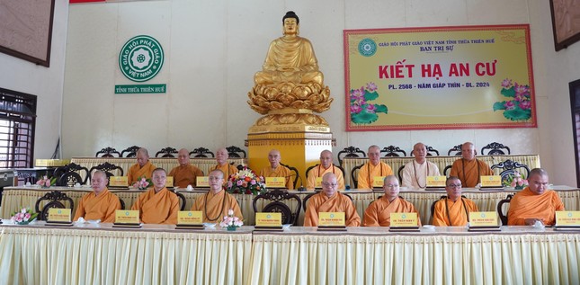 Đón tiếp đoàn Ban Hoằng pháp T.Ư và Ban Kinh tế - Tài chính T.Ư tại chùa Từ Đàm chiều 19-7 có sự hiện diện Trưởng lão Hòa thượng Thích Quang Nhuận, Trưởng lão Hòa thượng Thích Chơn Hương, đồng Thành viên Hội đồng Chứng minh, Chứng minh Ban Trị sự GHPGVN tỉnh; Ban Thường trực Ban Trị sự tỉnh, hành giả an cư - Ảnh: Anh Quốc