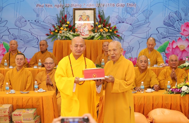Thượng tọa Thích Đồng Ngộ, Phó Thường trực Ban Kinh tế - Tài chính T.Ư trao cúng dường đến hành giả an cư tại tỉnh Phú Yên - Ảnh: Ban TT-TT Phật giáo tỉnh Phú Yên